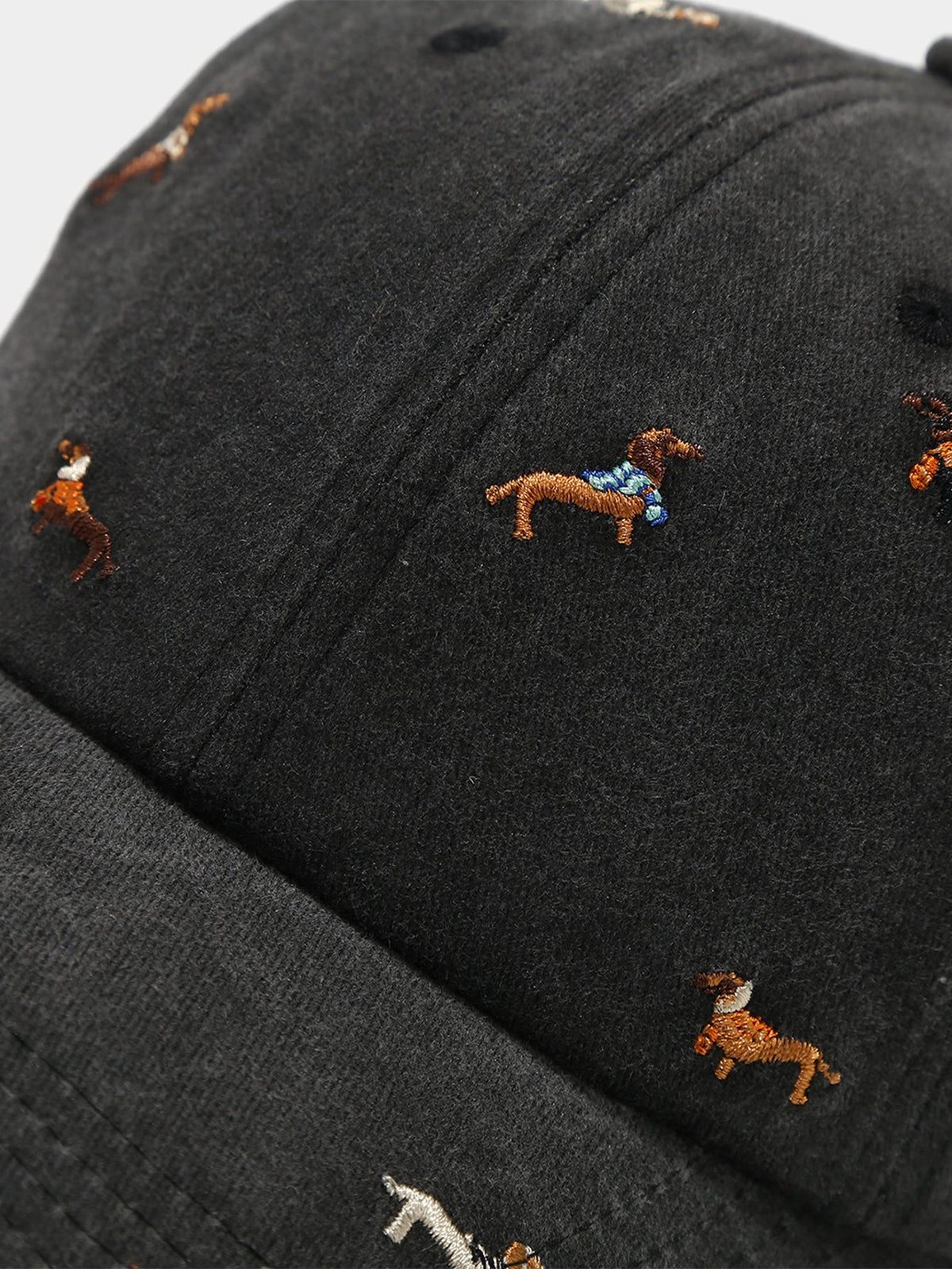 Boné casual macio, desestruturado, com bordado de cães espalhados em estilo vintage