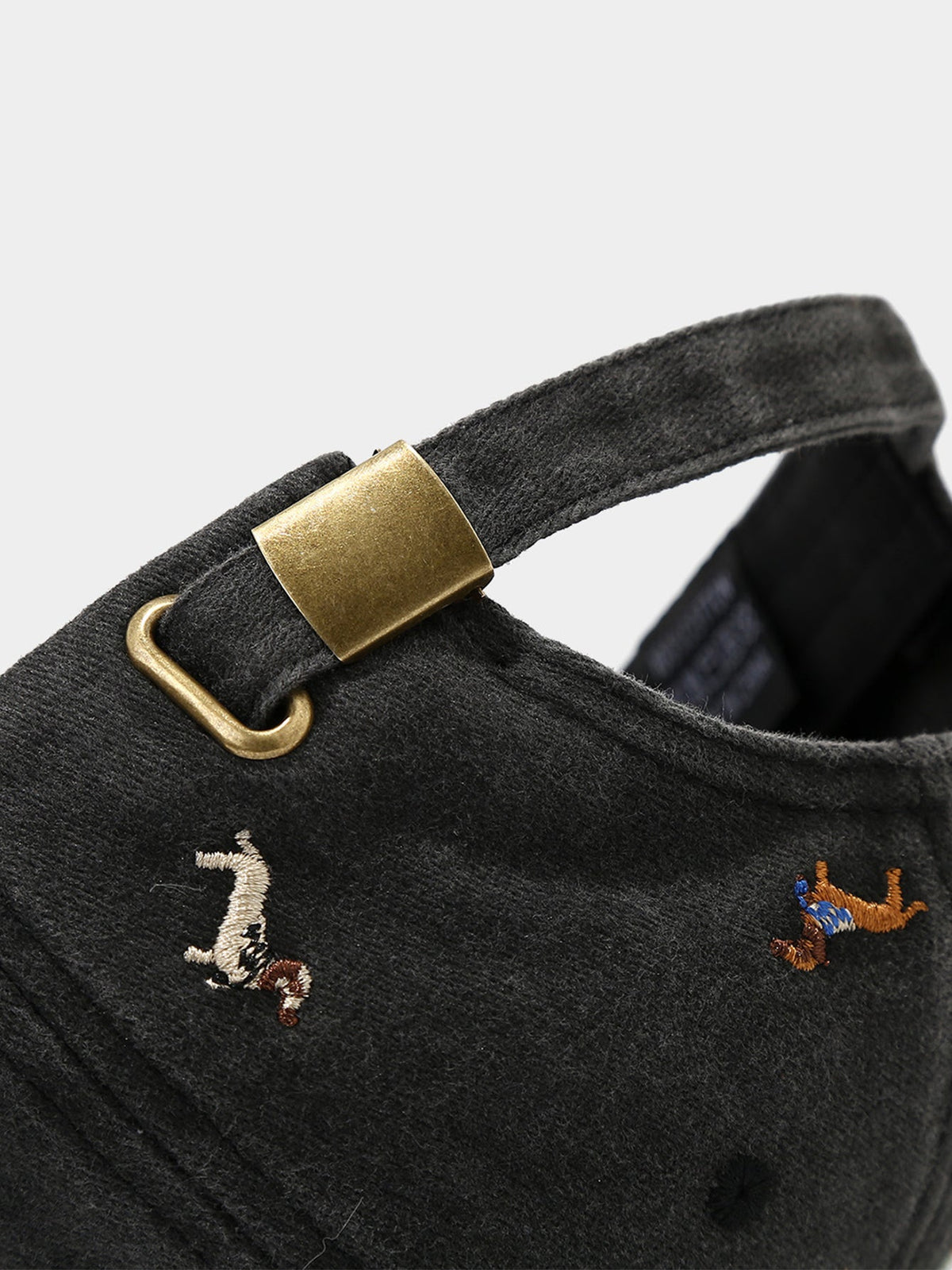 Boné casual macio, desestruturado, com bordado de cães espalhados em estilo vintage