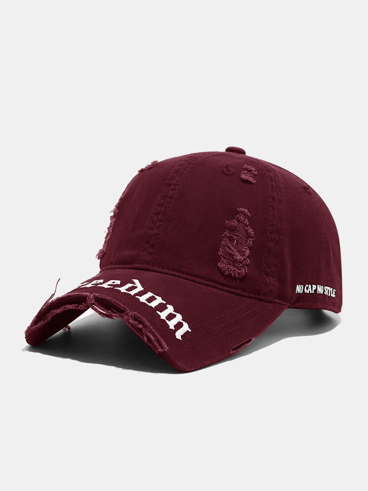 Boné dad retrô streetwear com bordado em fonte gótica e aba desfiada e rasgada "NO CAP NO STYLE"