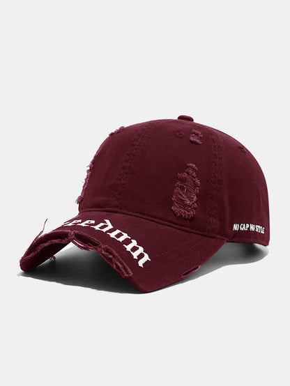 Boné dad retrô streetwear com bordado em fonte gótica e aba desfiada e rasgada "NO CAP NO STYLE"