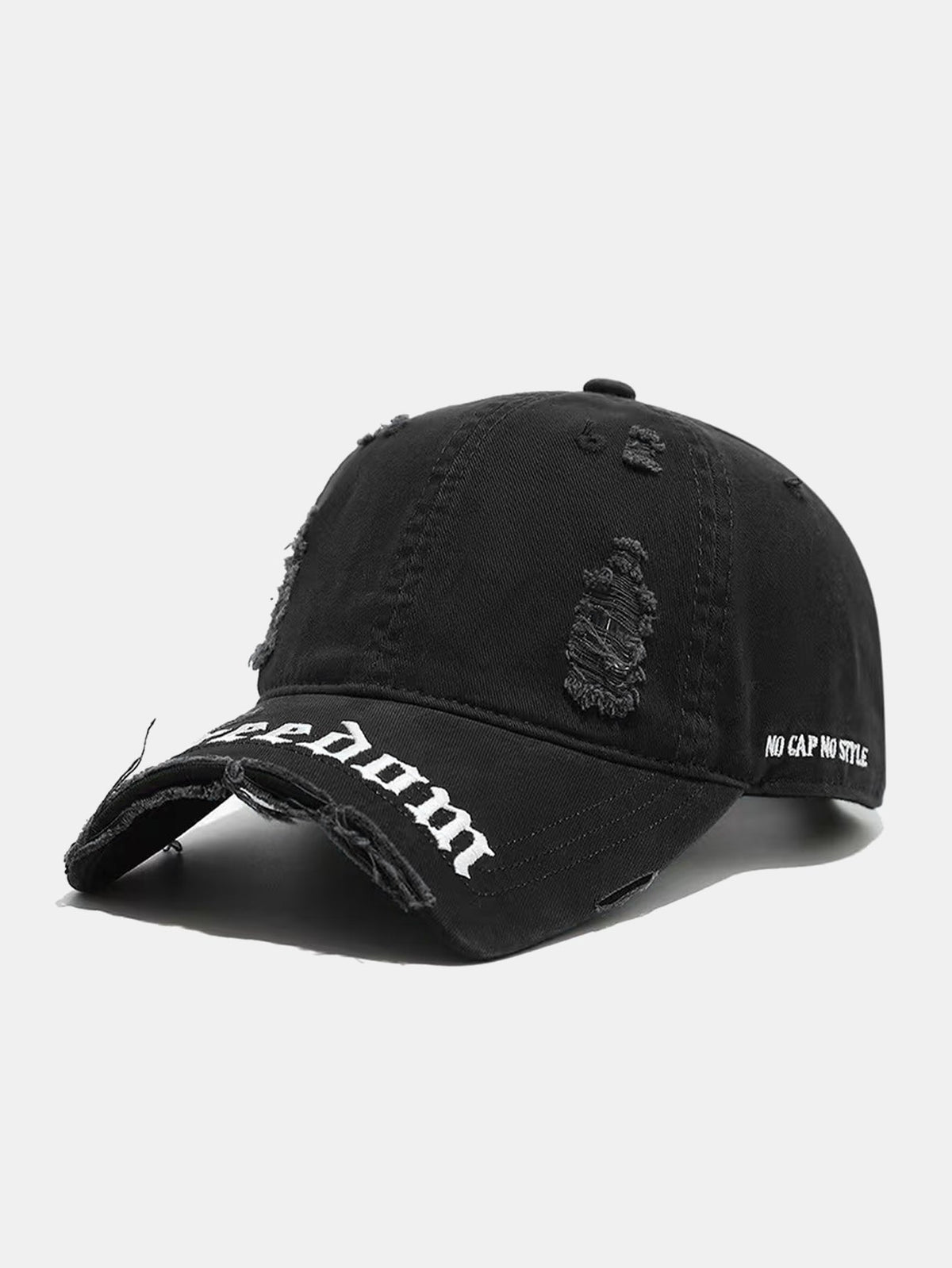 Boné dad retrô streetwear com bordado em fonte gótica e aba desfiada e rasgada "NO CAP NO STYLE"