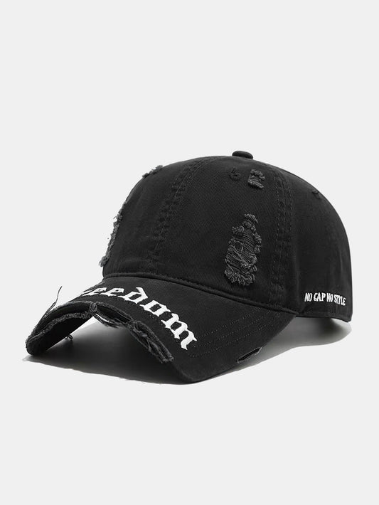 Boné dad retrô streetwear com bordado em fonte gótica e aba desfiada e rasgada "NO CAP NO STYLE"