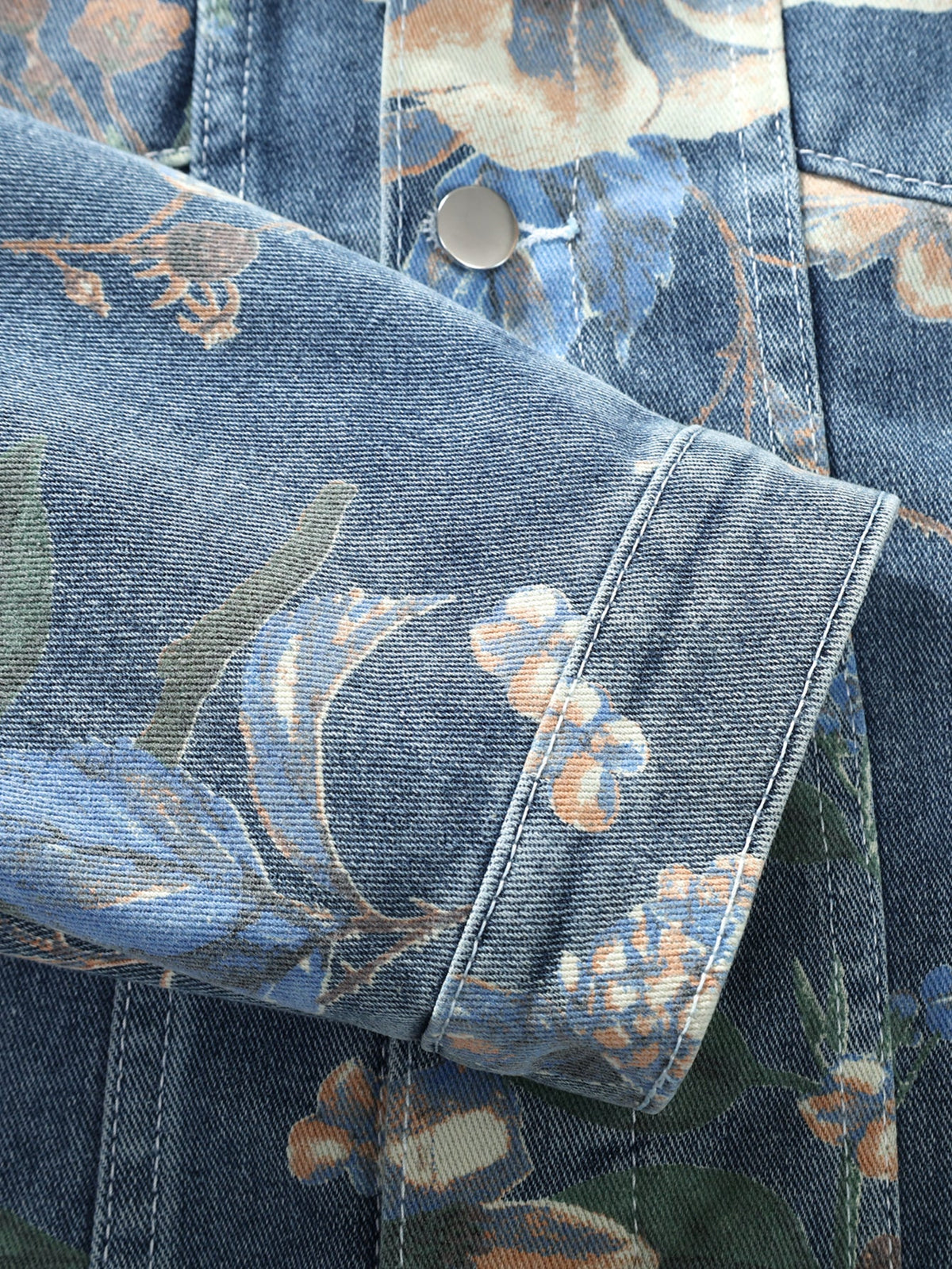 Jaqueta jeans lavada de modelagem ampla com estampa floral
