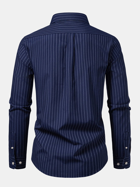 Camisa listrada de manga longa com botões do colarinho até a barra