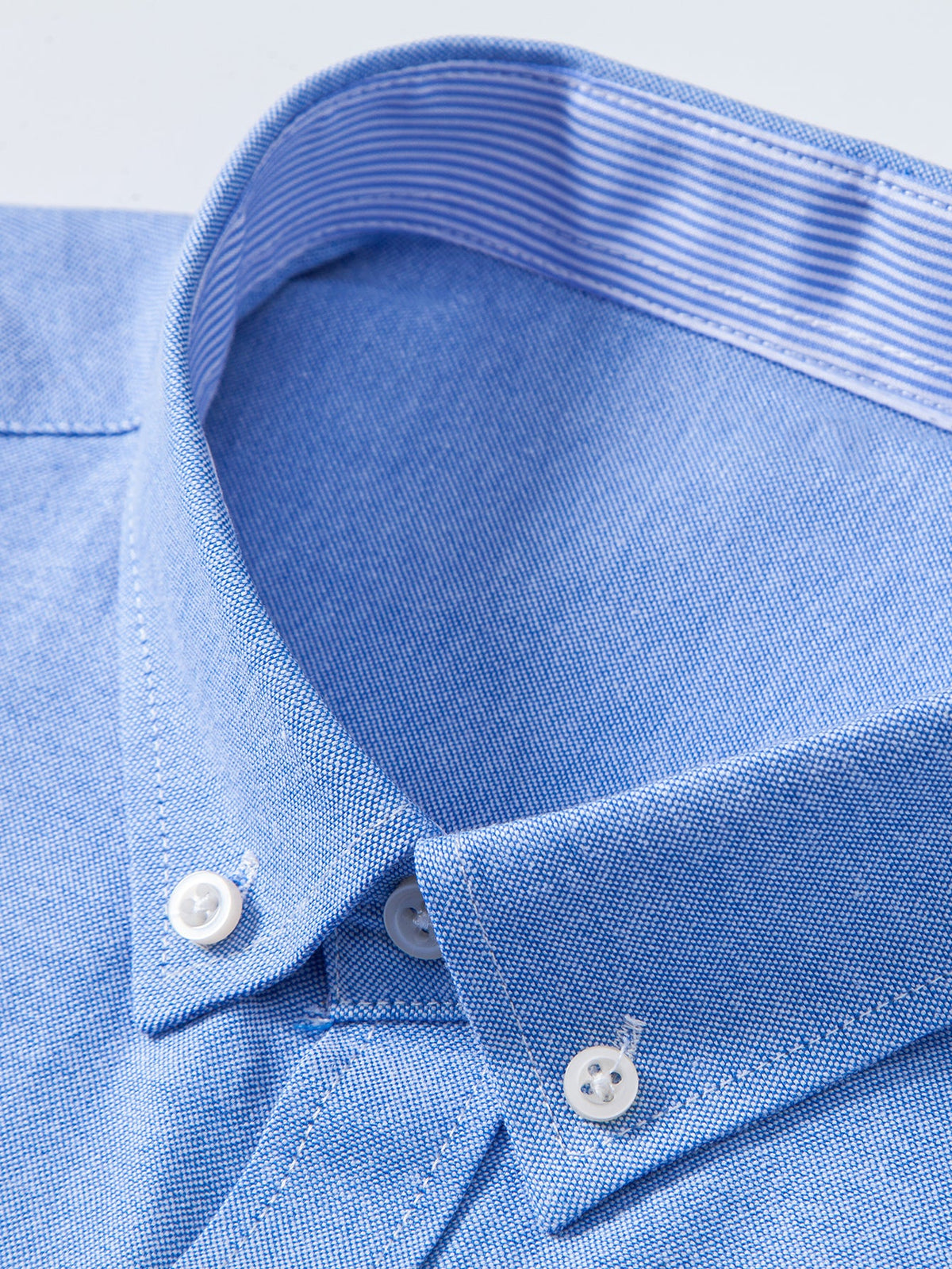 Camisa Oxford listrada com contraste e botões na gola