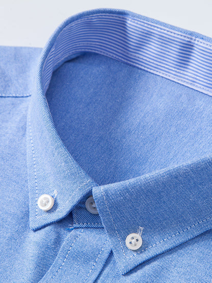 Camisa Oxford listrada com contraste e botões na gola