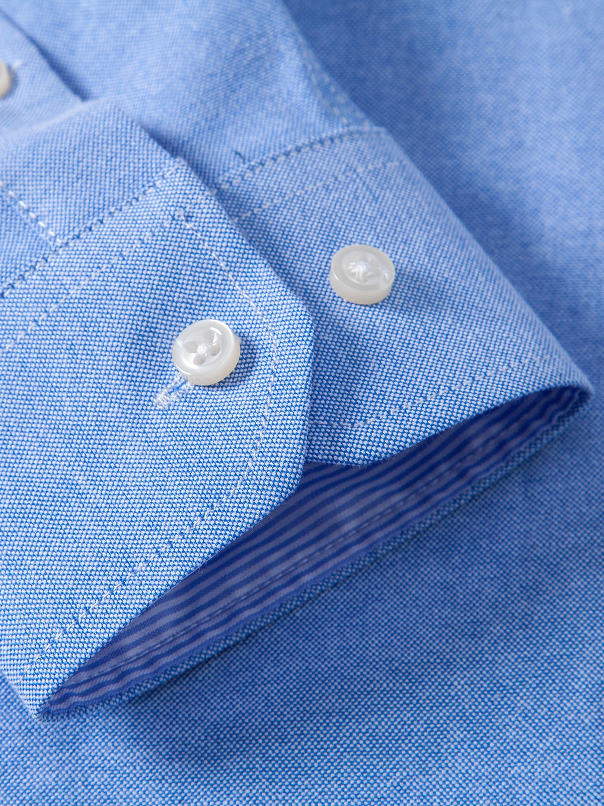 Camisa Oxford listrada com contraste e botões na gola