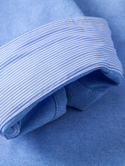 Camisa Oxford listrada com contraste e botões na gola