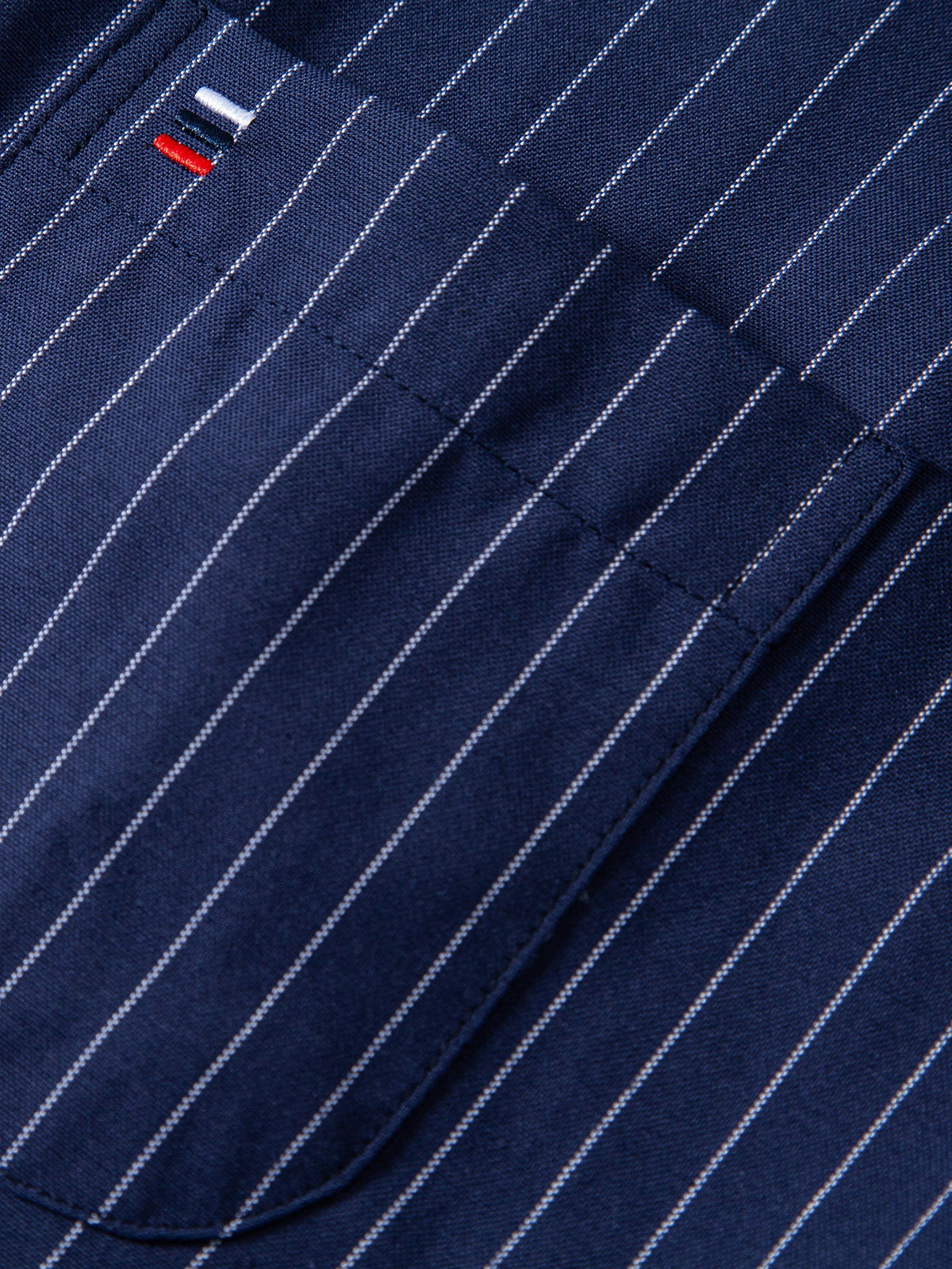 Camisa listrada de manga longa com botões do colarinho até a barra