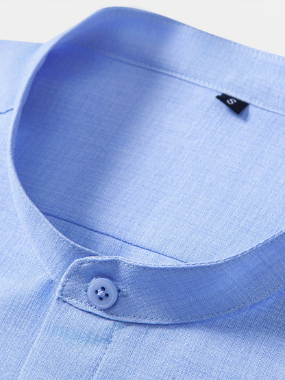 Camisa com aparência de linho, carcela oculta e gola padre